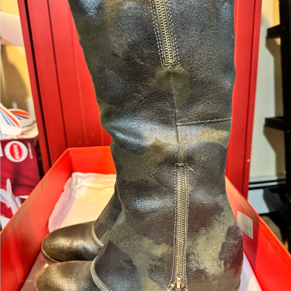 Donald J. Pliner Devi3 Olive Vintage Suede Boots - Picture 3 of 8